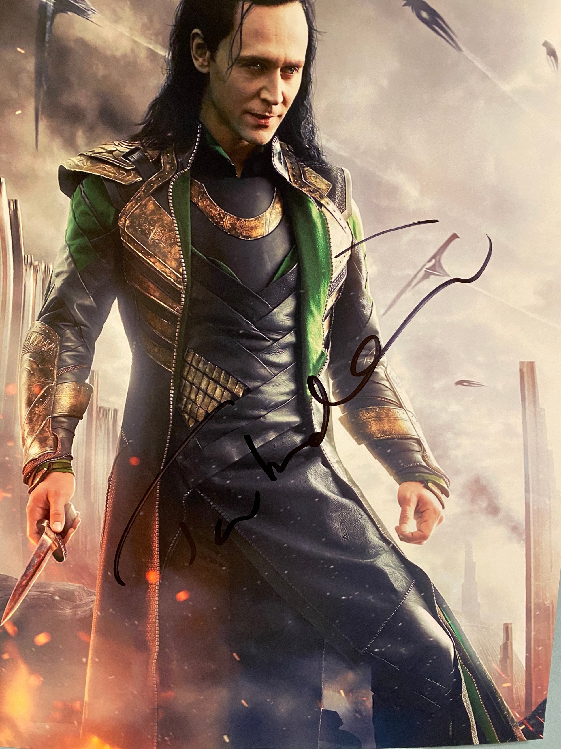 Tom Hiddleston signed photo. 